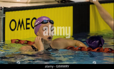 Francesca Halsall, nachdem sie am dritten Tag der British Swimming Championships im Tollcross International Swimming Centre in Glasgow Gold im Finale der offenen 50 m Freistil der Frauen gewonnen hatte. Stockfoto