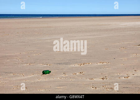 Eine Flaschenpost an einem leeren Strand. Stockfoto