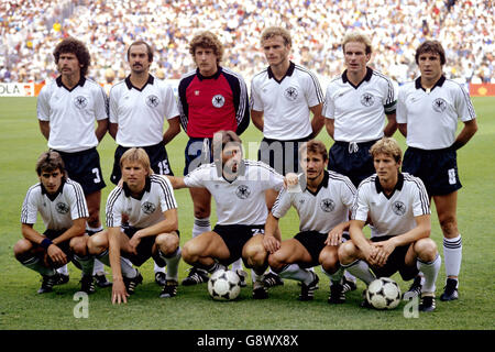 Westdeutsche Teamgruppe: (Hintere Reihe, l-r) Paul Breitner, Uli Stielike, Harald Schumacher, Hans-Peter Briegel, Karl-Heinz Rummenigge, Klaus Fischer; (erste Reihe, l-r) Pierre Littbarski, Bernd Forster, Manfred Kaltz, Wolfgang Dremmler, Karl-Heinz Forster Stockfoto