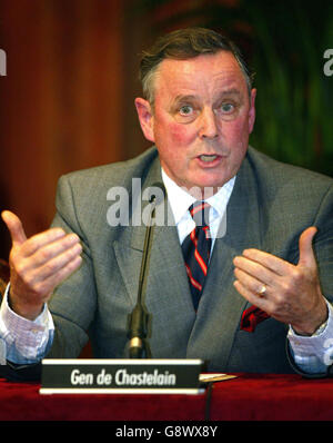 General John De Chastelain, Leiter der Internationalen Kommission für die Stilllegung, sagte am Montag, 26. September 2005, im Culloden Hotel in Belfast, wo er sagte, dass die IRA alle Waffen, von denen angenommen wird, dass sie sich in ihrem Besitz befinden, stillgelegt habe. DRÜCKEN SIE VERBANDSFOTO. Bildnachweis sollte lauten: Paul Faith / PA. Stockfoto