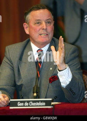 General John De Chastelain, Leiter der Internationalen Kommission für die Stilllegung, sprach am Montag, den 26. September 2005 im Culloden Hotel in Belfast, wo er sagte, dass die IRA alle Waffen, von denen angenommen wird, dass sie sich in ihrem Besitz befinden, stillgelegt habe. DRÜCKEN Sie VERBANDSFOTO. Bildnachweis sollte lauten: Paul Faith / PA. Stockfoto