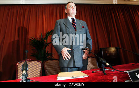 General John De Chastelain, Leiter der Internationalen Kommission für Stilllegung, sprach am Montag, den 26. September 2005 im Culloden Hotel in Belfast, wo er sagte, dass die IRA alle Waffen stillgelegt hat, die vermutlich in ihrem Besitz waren, siehe PA Story ULSTER Politics. DRÜCKEN Sie VERBANDSFOTO. Bildnachweis sollte lauten: Cathal McNaughton/PA. Stockfoto