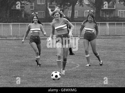 Action aus einem Fußballspiel für ein Team von Playboy-Hasen gegen 'Affen' aus dem Film Battle for the Planet of the Apes. Das Spiel wurde in Hilfe des World Wildlife Fund. Stockfoto