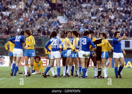 Schiedsrichter Abraham Klein (Dritter r) versucht, die Dinge zu beruhigen, da es nach einem Foul an Brasiliens Batista (viertes l, auf dem Boden) zu einer Massendiskussion kommt. Stockfoto