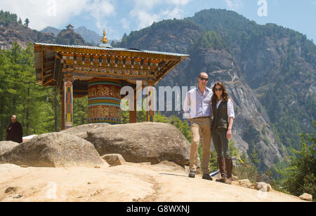 Der Herzog und die Herzogin von Cambridge während einer Wanderung zum Tiger's Nest Kloster, in der Nähe von Paro, Bhutan, während des sechsten Tages der Königlichen Tour nach Indien und Bhutan. Stockfoto