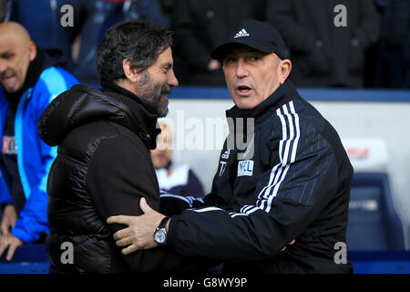 Watford-Manager Quique Sanchez Flores (links) schüttelt sich vor dem Spiel der Barclays Premier League bei den Hawthorns, West Bromwich, die Hände mit West Bromwich Albion-Manager Tony Pulis. Stockfoto