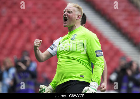 Hibernian-Torwart Conrad Logan feiert mit seinen Teamkollegen beim Finalpfiff während des Halbfinalmatches des William Hill Scottish Cup in Hampden Park, Glasgow. DRÜCKEN SIE VERBANDSFOTO. Bilddatum: Samstag, 16. April 2016. Siehe PA Geschichte FUSSBALL Glasgow. Bildnachweis sollte lauten: Jeff Holmes/PA Wire. Stockfoto