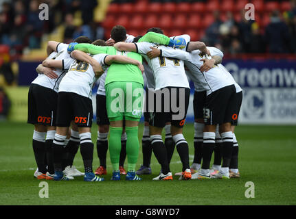 Charlton Athletic gegen Derby County - Sky Bet Championship - The Valley. Die Spieler von Derby County müssen sich vor dem Anpfiff in die Fußstapfe schlagen Stockfoto