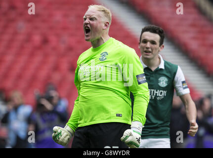 Hibernian-Torwart Conrad Logan feiert mit seinen Teamkollegen beim Finalpfiff während des Halbfinalmatches des William Hill Scottish Cup in Hampden Park, Glasgow. Stockfoto