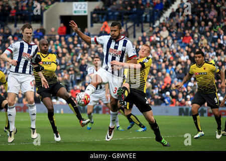 Watfords Ben Watson (Mitte rechts) und West Bromwich Albions Salomon Rondon (Mitte) kämpfen während des Barclays Premier League-Spiels auf den Hawthorns, West Bromwich, um den Ball. Stockfoto