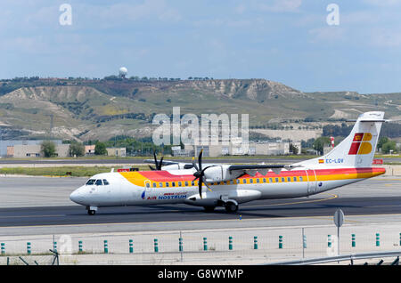 Flugzeug - ATR 72 - 600 - der - Air Nostrum - Airline, Richtung Start-und Landebahn des Flughafens Madrid-Barajas, bereit zum abheben Stockfoto