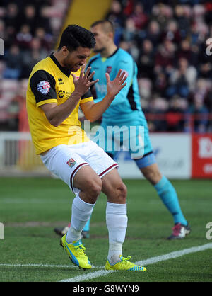 Danny Rose von Northampton Town verpasste eine Chance während des Sky Bet League Two-Spiels im St James Park, Exeter. Stockfoto