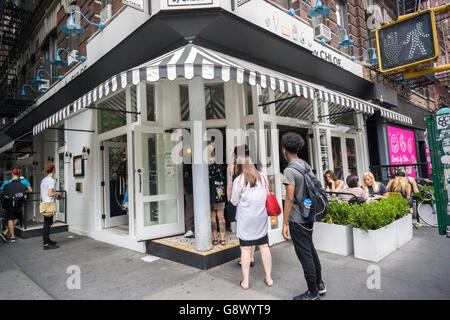 Millennials drängen sich die beliebte von Chloe Vegan schnell legere Restaurant an der Bleecker Street in Greenwich Village in New York Donnerstag, 23. Juni 2016. Das Restaurant, erstellt von Chloe Coscarelli, eröffnet Vorposten im Flatiron District in New York. Sie ist ein Partner mit Samantha Wasser ESquared Gastfreundschaft, die paradoxerweise die BLT Steak Franchise besitzt. (© Richard B. Levine) Stockfoto