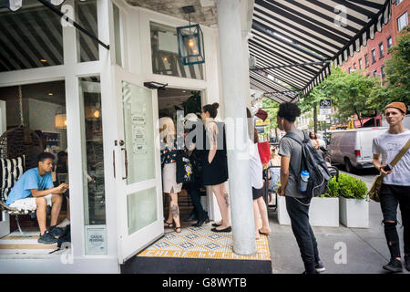 Millennials drängen sich die beliebte von Chloe Vegan schnell legere Restaurant an der Bleecker Street in Greenwich Village in New York Donnerstag, 23. Juni 2016. Das Restaurant, erstellt von Chloe Coscarelli, eröffnet Vorposten im Flatiron District in New York. Sie ist ein Partner mit Samantha Wasser ESquared Gastfreundschaft, die paradoxerweise die BLT Steak Franchise besitzt. (© Richard B. Levine) Stockfoto