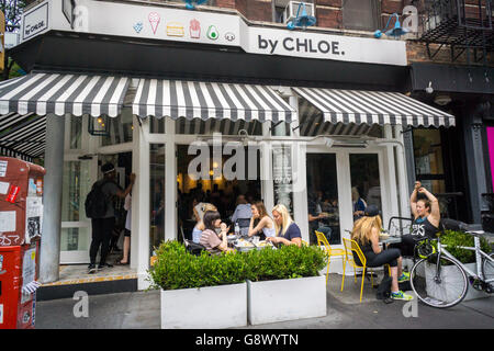 Millennials drängen sich die beliebte von Chloe Vegan schnell legere Restaurant an der Bleecker Street in Greenwich Village in New York Donnerstag, 23. Juni 2016. Das Restaurant, erstellt von Chloe Coscarelli, eröffnet Vorposten im Flatiron District in New York. Sie ist ein Partner mit Samantha Wasser ESquared Gastfreundschaft, die paradoxerweise die BLT Steak Franchise besitzt. (© Richard B. Levine) Stockfoto