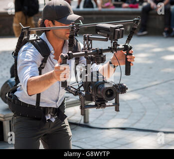 Ein Kameramann arbeitet mit einer Canon Eos C Kamera auf einem Stabilität Rig mit Gimbal, am Dienstag, 21. Juni 2016 in New York. (© Richard B. Levine) Stockfoto