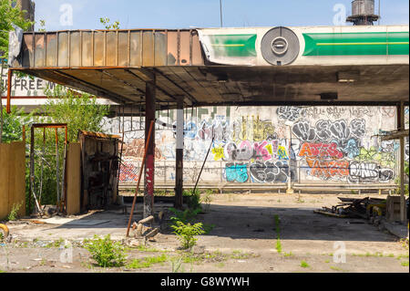 Eine geschlossene Tankstelle Entwicklung in Long Island City im Stadtteil Queens in New York auf Sonntag, 26. Juni 2016 warten. Nach einer Reihe von Befragungen Königinnen, besonders Western Queens mit seiner Nähe nach Midtown Manhattan, ist bereit, den nächsten trendigen Ort, Brooklyn verdrängen werden. (© Richard B. Levine) Stockfoto