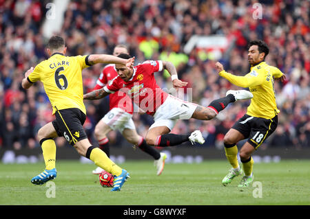 Memphis Depay von Manchester United fällt während des Spiels der Barclays Premier League in Old Trafford, Manchester, unter die Herausforderung von Kieran Richardson von Aston Villa (rechts). Stockfoto