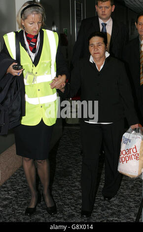 Maria Otone de Menezes (rechts) die Mutter des brasilianischen Elektrikers Jean Charles de Menezes rief am Dienstag, dem 27. September 2005, bei der Ankunft in Großbritannien zu 'Gerechtigkeit' auf. Seine Eltern, Matuzinhos Otone Da Silva und Maria Otone de Menezes, flogen von Rio aus nach Heathrow, begleitet von Jean Karls Bruder Giovani Da Silva und Giovanis Frau Iranildes und drei kleinen Kindern. DRÜCKEN SIE VERBANDSFOTO. Photo Credit sollte lauten: Tim Ockenden/PA Stockfoto