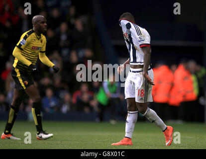 West Bromwich Albions SaidoBerahino (rechts) ist nach dem Spiel in der Barclays Premier League bei den Hawthorns, West Bromwich, von Watford-Torhüter Heurelho Gomes gerettet worden. Stockfoto