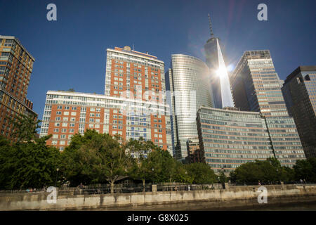 Die Lower Manhattan Skyline von New York mit One World Trade Center auf Samstag, 25. Juni 2016. Die geschwungene Fassade des Goldman Sachs ist auf der linken Seite des One WTC. (© Richard B. Levine) Stockfoto