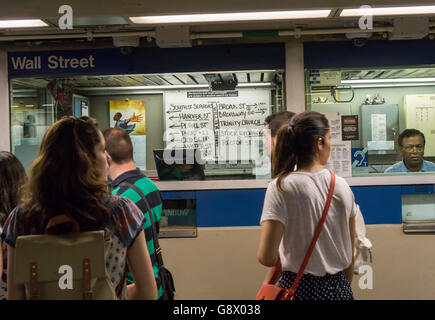 Ein token-Stand an der Wall Street Station in New York zeigt ein Wegweiser, die Richtung zu verschiedenen Sehenswürdigkeiten, gesehen auf Donnerstag, 23. Juni 2016. (© Richard B. Levine) Stockfoto
