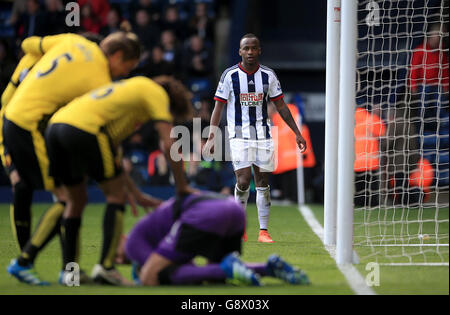 Watford-Torhüter Heurelho Gomes wird von Teamkollegen gratuliert, nachdem er eine zweite Strafe vor West Bromwich Albions SaidoBerahino (rechts) gerettet hat, der während des Barclays Premier League-Spiels in den Hawthorns, West Bromwich, niedergeschlagen steht. Stockfoto