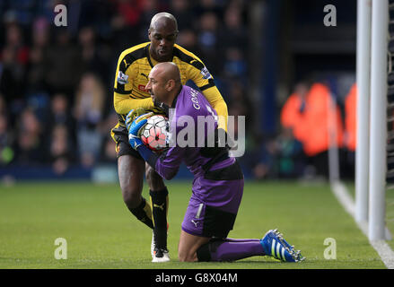 Watford-Torwart Heurelho Gomes (rechts) wird von Teamkollege Allan Nyom gratuliert, nachdem er während des Barclays Premier League-Spiels bei den Hawthorns in West Bromwich eine zweite Strafe von West Bromwich Albions SaidoBerahino (nicht abgebildet) gerettet hat. Stockfoto