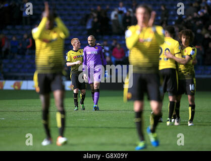 Watfords (links) Ben Watson und Torhüter Heurelho Gomes (Mitte) feiern nach dem letzten Pfiff während des Barclays Premier League-Spiels in den Hawthorns, West Bromwich. Stockfoto