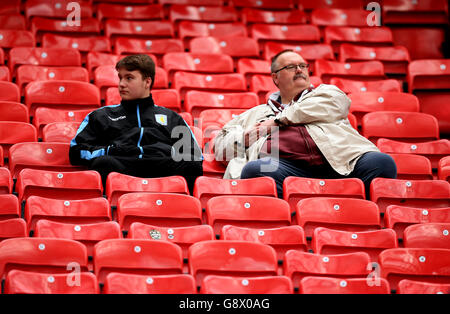 Manchester United / Aston Villa - Barclays Premier League - Old Trafford. Aston Villa Fans nach dem Spiel Stockfoto