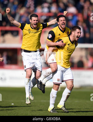 Zander Diamond von Northampton Town (links), David Buchanan (Mitte) und James Collins feiern, nachdem sie gehört haben, dass ihr Team nach dem Spiel der Sky Bet League Two im St James Park, Exeter, die Meisterschaft nicht mehr antreten wird. Stockfoto