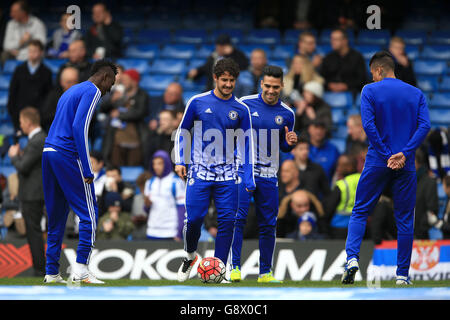 Chelsea's Alexandre Pato (Mitte links) mit Teamkollegen während des Warm-Up vor dem Barclays Premier League Spiel in Stamford Bridge, London. Stockfoto