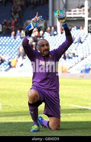 Watford-Torhüter Heurelho Gomes feiert nach dem letzten Pfiff während des Barclays Premier League-Spiels in den Hawthorns, West Bromwich. Stockfoto