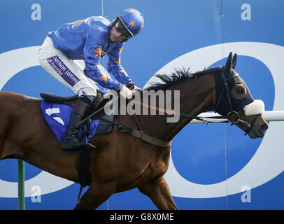 Jockey Sam Twiston-Davies reitet Vicente Gewinner des Coral Scottish Grand National Handicap Steeple Chase während des Scottish Grand National Day beim Coral Scottish Grand National Festival auf der Ayr Racecourse. Stockfoto