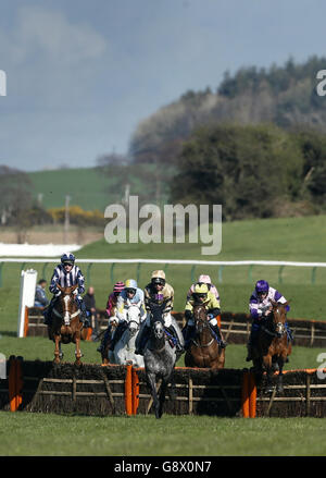 Läufer und Reiter während des Ortus Homes Racing Excellence Hands and Heels' Finale Handicap Hürde während des Scottish Grand National Day beim Coral Scottish Grand National Festival auf der Ayr Racecourse. Stockfoto