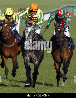 Jockey Sam Twiston-Davies (Mitte), der Gibbes Bay reitend, gewinnt das Skyform Group Standard Open National Hunt Flat Race während des Scottish Grand National Day beim Coral Scottish Grand National Festival auf der Ayr Racecourse. Stockfoto