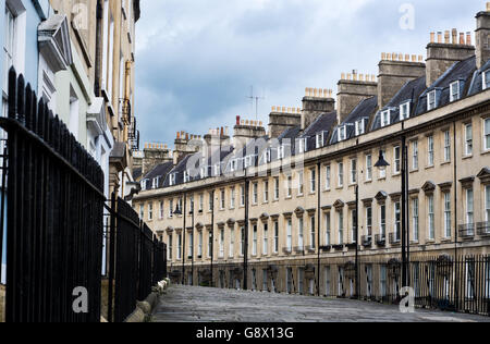 Gebäude entlang der Paragon in der Stadt Bath. Architektur der UNESCO-Weltkulturerbe von Bath, in Somerset, Großbritannien Stockfoto