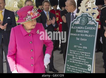 Königin Elizabeth II enthüllt während der Zeremonie eine Tafel, um den neuen Bandstand in Alexandra Gardens, Windsor, offiziell zu eröffnen, als die Monarch ihre 90. Geburtstagsfeier beginnt. Stockfoto