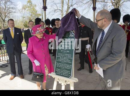 Königin Elizabeth II enthüllt während der Zeremonie eine Tafel, um den neuen Bandstand in Alexandra Gardens, Windsor, offiziell zu eröffnen, als die Monarch ihre 90. Geburtstagsfeier beginnt. Stockfoto