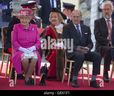 Die Königin, begleitet von The Duke of Edinburgh, offiziell eröffnet die neue Musikpavillon im Alexandra Gardens. Ihre Majestät betrachtet eine Ausstellung über den Musikpavillon und trafen sich Kinder aus den sechs Schulen, die an der Gestaltung der Musikpavillon Gedenktafeln. Bild.: Arthur Edwards Stockfoto