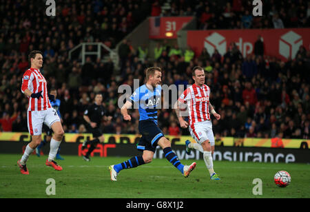 Stoke City / Tottenham Hotspur - Barclays Premier League - Britannia Stadium. Harry Kane von Tottenham Hotspur erzielt das dritte Tor seines Spielers Stockfoto