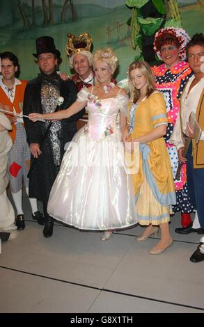 „Jack and the Beanstalk“ Photocall - Theatre Royal. Twiggy nimmt an einer Fotozelle für ihre neue Pantomime 'Jack & The Beanstalk' Teil. Stockfoto