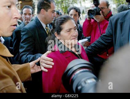 Maria Otone de Menezes Mutter von Jean Charles de Menezes kommt in Begleitung einer Familie bei der Independent Police Complaints Commission in London zu einem Treffen heute Donnerstag, den 29. September 2005 über den Tod ihres Sohnes. Siehe PA Story POLIZEISTATIONEN. Presseverband Foto . Bildnachweis sollte Gareth Fuller/PA lauten Stockfoto