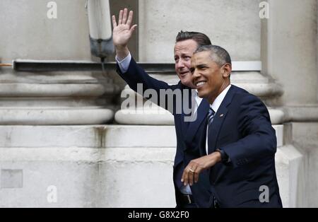 Premierminister David Cameron (links) tritt mit US-Präsident Barack Obama zusammen, während Obama 10 Downing Street, London, nach einem bilateralen Treffen und einer gemeinsamen Pressekonferenz in Nummer 10 verlässt. Stockfoto