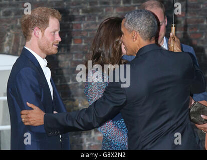 Prinz Harry (links) begrüßt den Präsidenten der Vereinigten Staaten Barack Obama (rechts) vor der Eingangstür zum Kensington Palace vor einem privaten Abendessen. Stockfoto