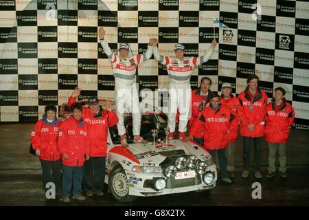 Rallye - Network Q RAC Rally - Wales. Tommi Makinen (rechts) und Co-Pilot Seppo Harjanne (links) feiern den Sieg der Weltmeisterschaft mit dem Mitsubishi-Team Stockfoto