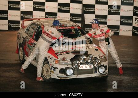 Rallye - Network Q RAC Rally - Wales. Tommi Makinen (rechts) und Co-Pilot Seppo Harjanne (links) geben sich die Hände, als sie den Sieg der Weltmeisterschaft feiern Stockfoto