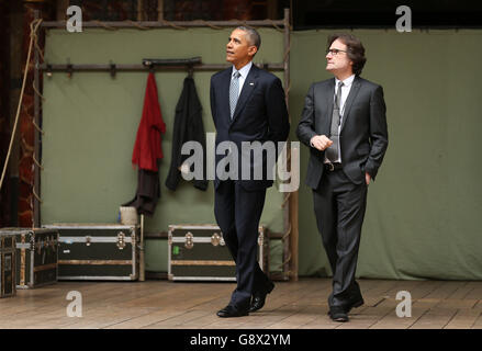 US-Präsident Barack Obama wird von Patrick Spottiswoode, dem Direktor von Globe Education, während eines Besuchs im Globe Theatre in London anlässlich des 400. Todestages von William Shakespeare eine kurze Theaterführung durch das Theater geben. Stockfoto