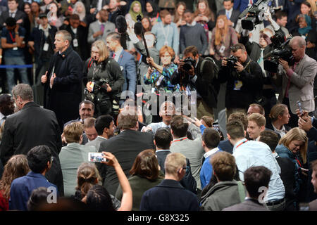 US-Präsident Barack Obama trifft sich mit Mitgliedern des Publikums, nachdem er in der Lindley Hall in Westminster, London, gesprochen hatte, wo er ein Treffen im Stil eines Rathauses abhielt und Fragen von normalen Briten beantwortete. Stockfoto
