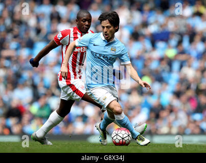 Giannelli Imbula von Stoke City und David Silva von Manchester City (rechts) während des Spiels der Barclays Premier League im Etihad Stadium, Manchester. Stockfoto